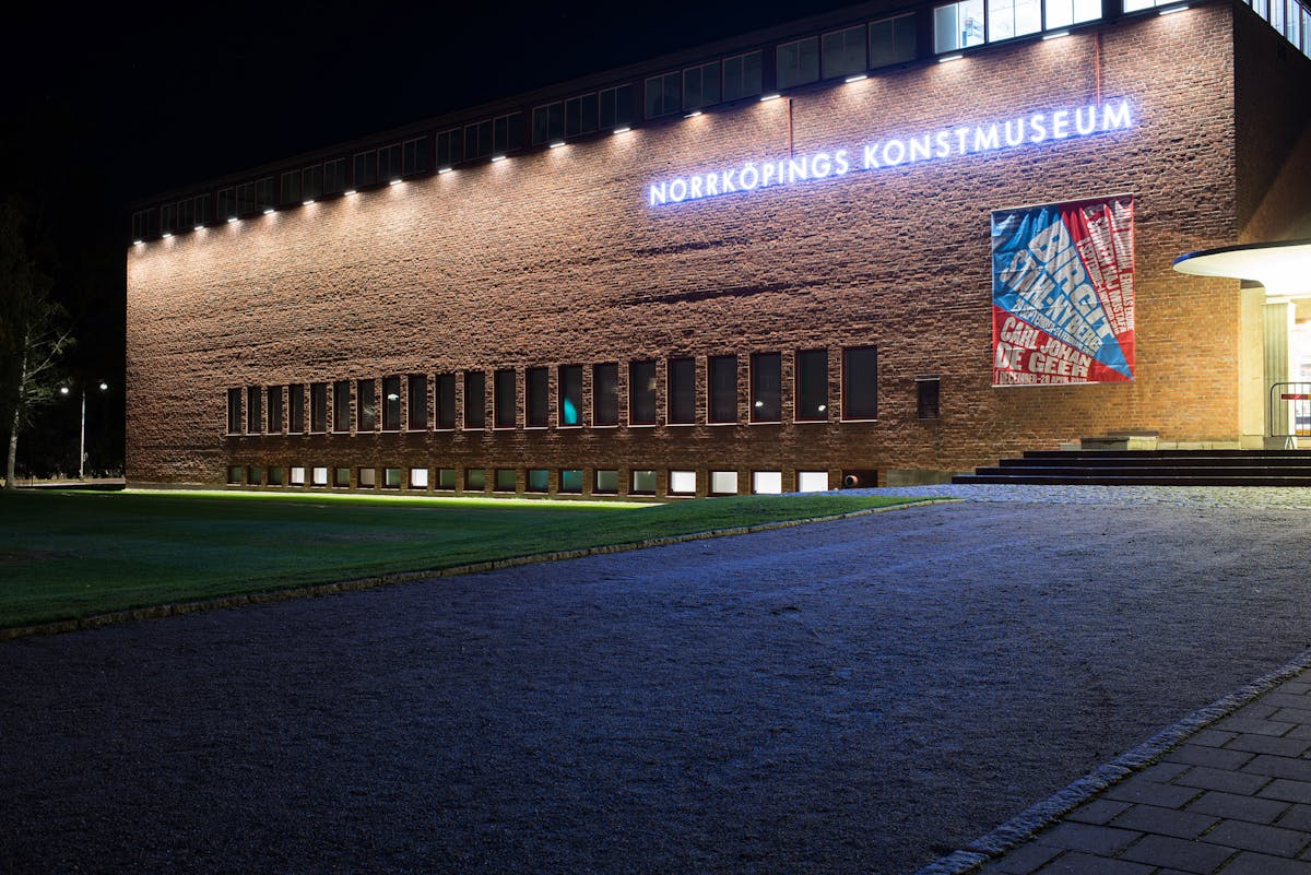 At Norrk&ouml;ppings Konstmuseum, Sweden, linear wall grazers emphasize the texture of the exterior walls and create visual highlights to attract and welcome visitors.